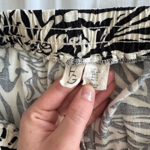 Elegant Black and White Patterned Wide Leg Pants - Picture 4 of 7